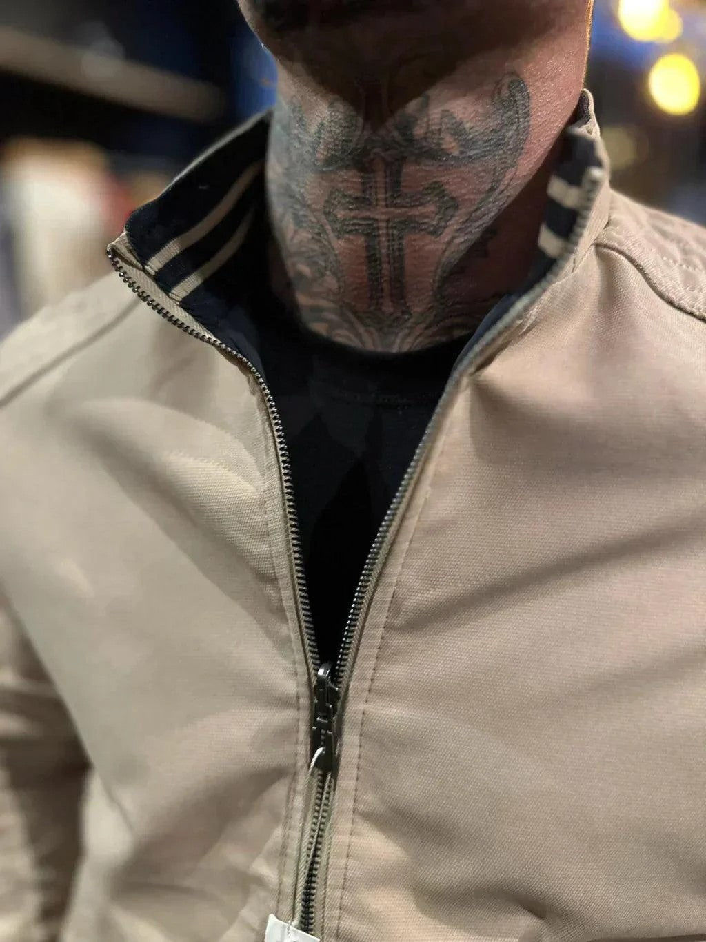 Kit 4 Calças Masculina em Sarja + 2 Jaquetas Premium Reversível Bege/Preta. Brinde Carteira + Relógio Exclusivo até Dia dos Pais